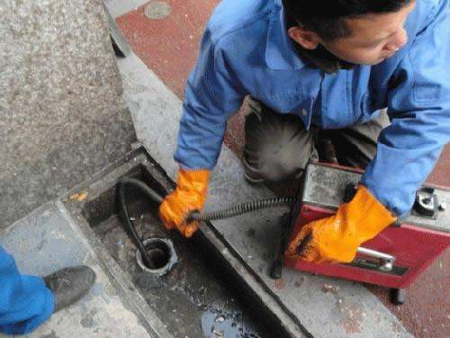 合作疏通下水道