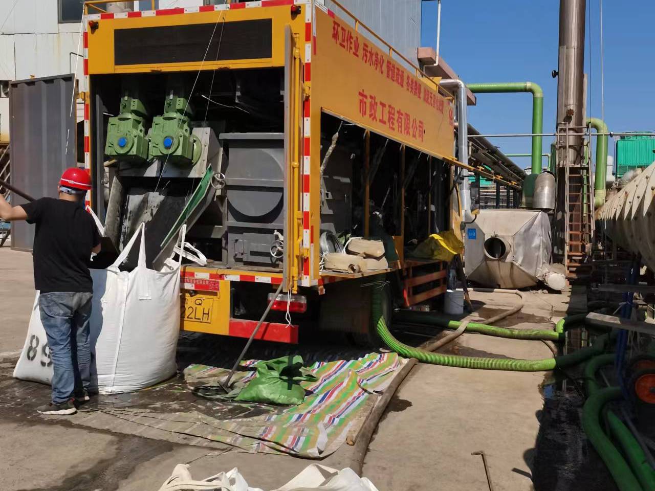 合作淤泥压干处理